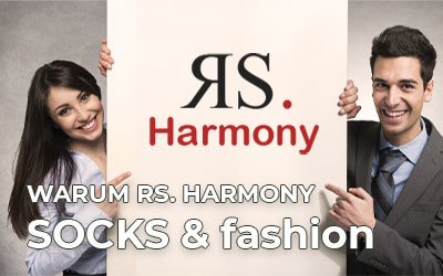 Unternehmensvorstellung RS. Harmony - Warum RS. Harmony? Zwei gut gelaunte Personen, links weiblich, rechts mänlich, zeigen auf unser Logo der hochqualitativen Marke RS. Harmony.